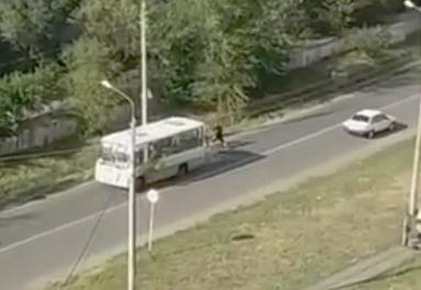 Драка между водителем автобуса и пассажиром завязалась в Невинномысске. Видео